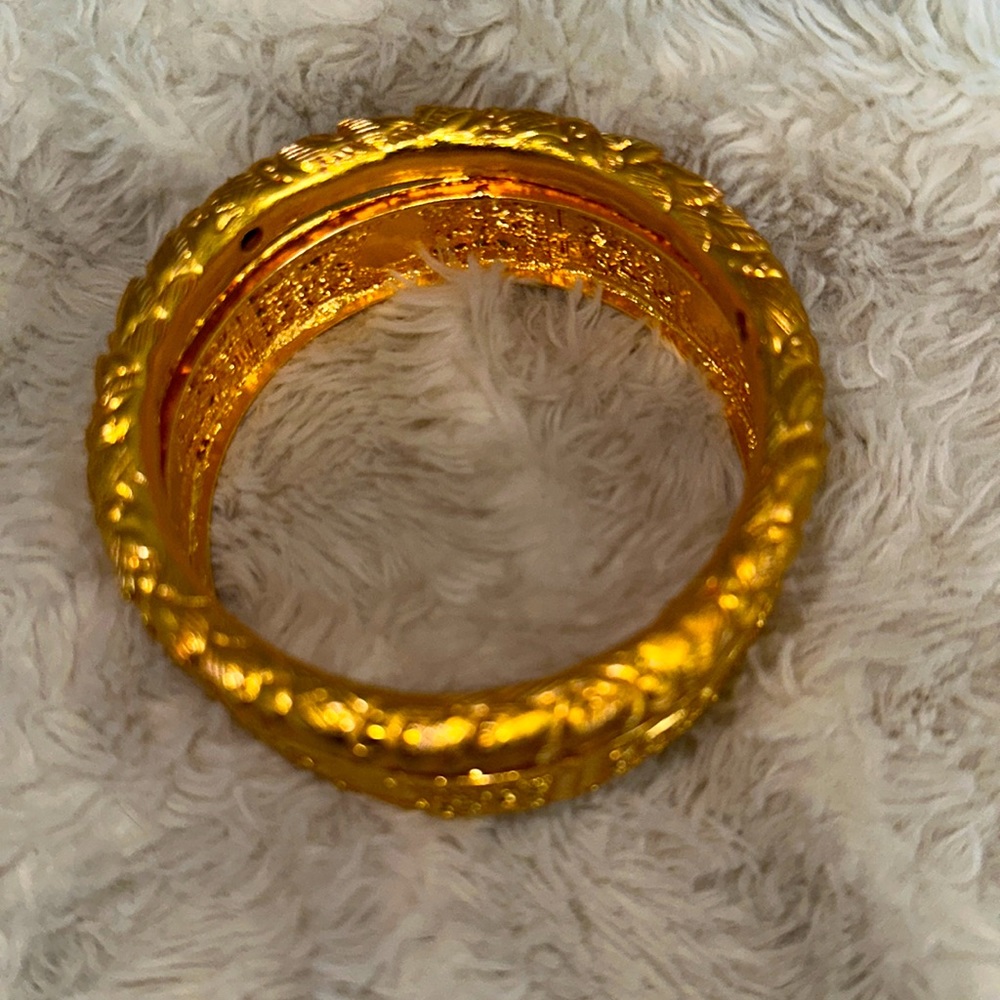 Lightweight gold bracelets